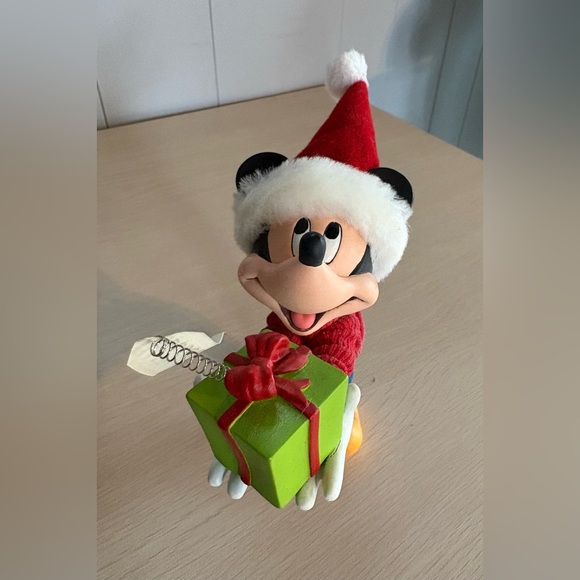 NWT Clothtique Walt Disney Showcase Collection “To Santa, From Mickey” Figurines - Picture 6 of 8